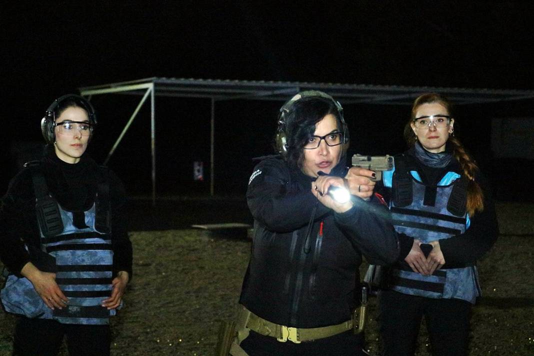 Yerli Lara Croft, karanlıkta hedefi 12'den vuruyor! Polis eğitmeni Nisa Aydın'ın müdahale teknikleri nefesleri kesiyor 2